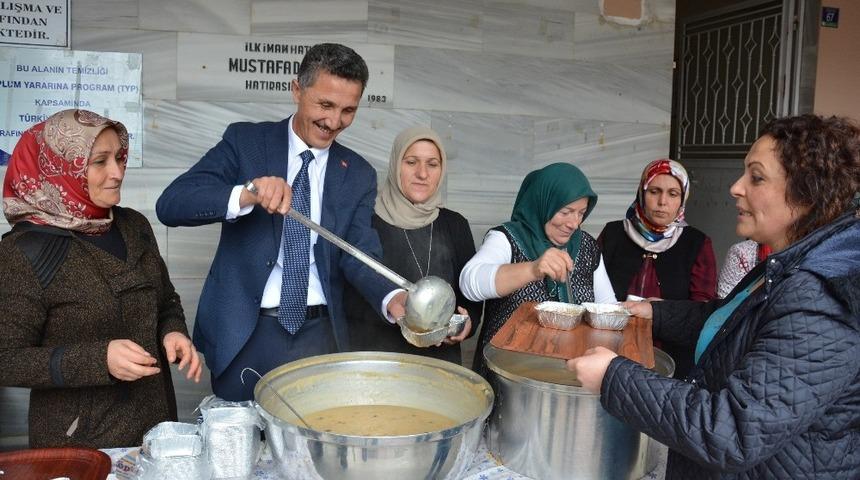 Belediye ve AK Parti Kadın Kolları aşure dağıttı