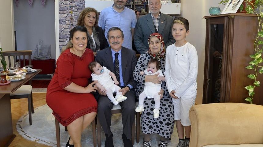 Ata&ccedil; ikiz bebeklerin mutluluğunu paylaştı