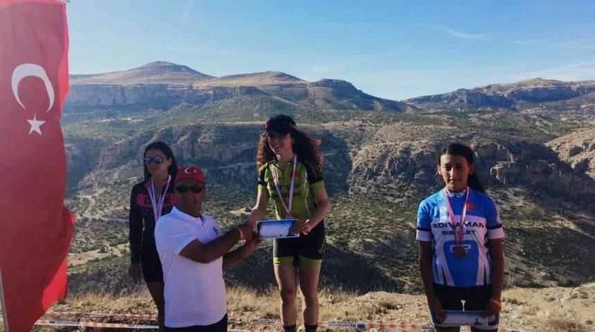 Bayanlar Dağ Bisikleti Yarışında birincilik k&uuml;rs&uuml;s&uuml;ne Zehra Kargın &ccedil;ıktı