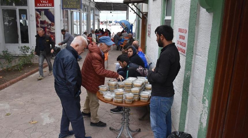 Sinop&rsquo;ta cuma namazı &ccedil;ıkışı aşure dağıtıldı