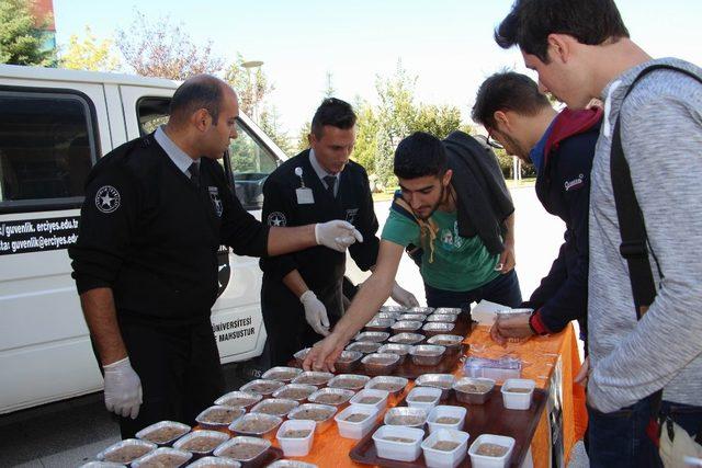 ERÜ güvenlik görevlileri öğrencilere aşure dağıttı