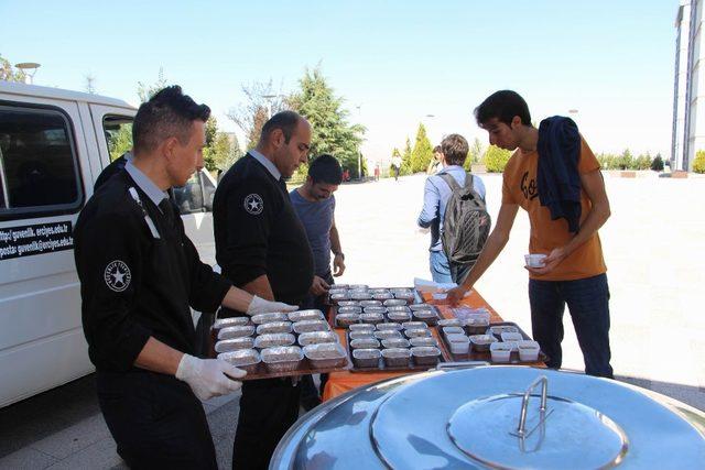 ERÜ güvenlik görevlileri öğrencilere aşure dağıttı