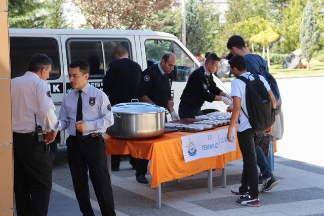 ERÜ güvenlik görevlileri öğrencilere aşure dağıttı