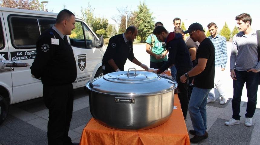 ER&Uuml; g&uuml;venlik g&ouml;revlileri &ouml;ğrencilere aşure dağıttı