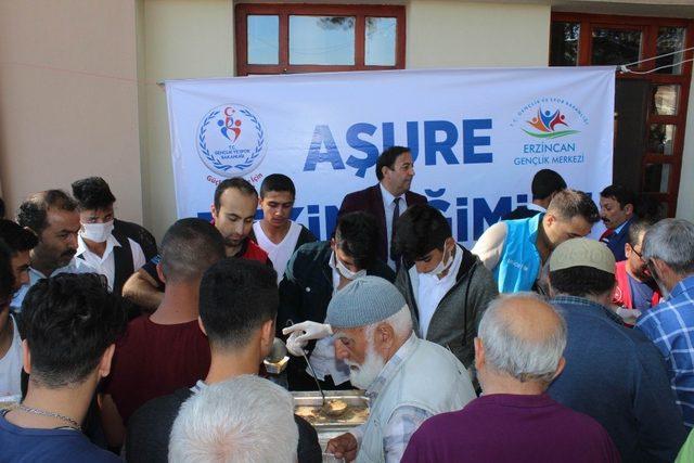 Erzincan Gençlik Merkezi’nden vatandaşlara Aşure ikramı