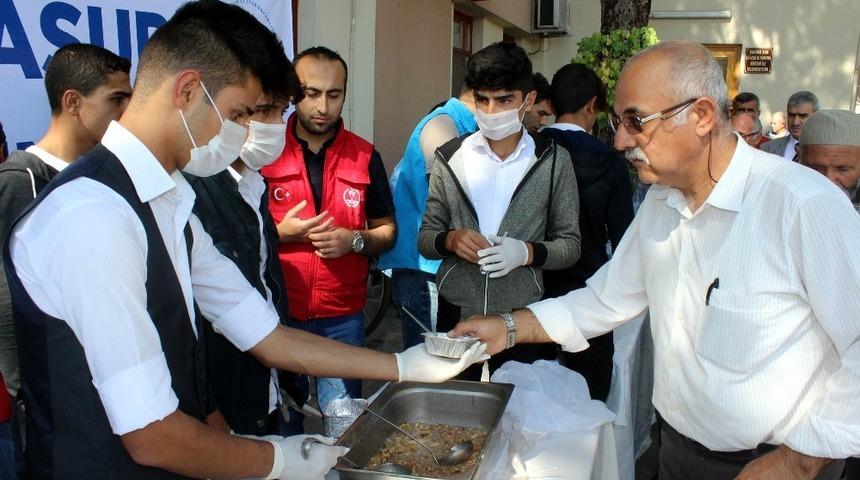 Erzincan Gen&ccedil;lik Merkezi&rsquo;nden vatandaşlara Aşure ikramı