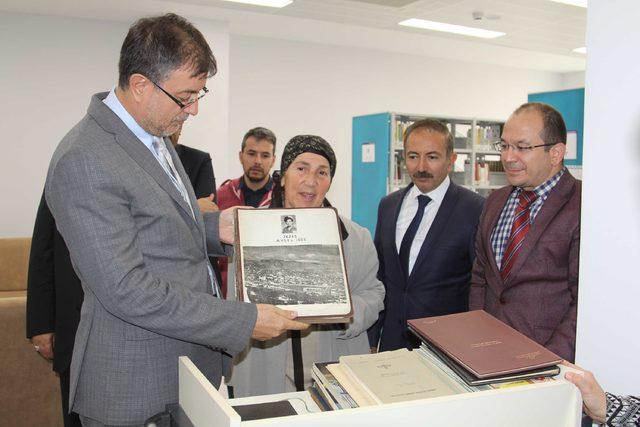 Emekli öğretmen, üniversite kütüphanesine 1000 kitap hediye etti