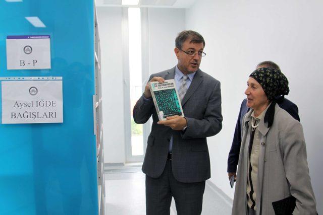 Emekli öğretmen, üniversite kütüphanesine 1000 kitap hediye etti