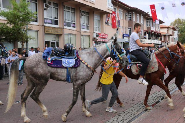 Bakan Kasapoğlu, gençlerle birlikte türkü söyledi (2)