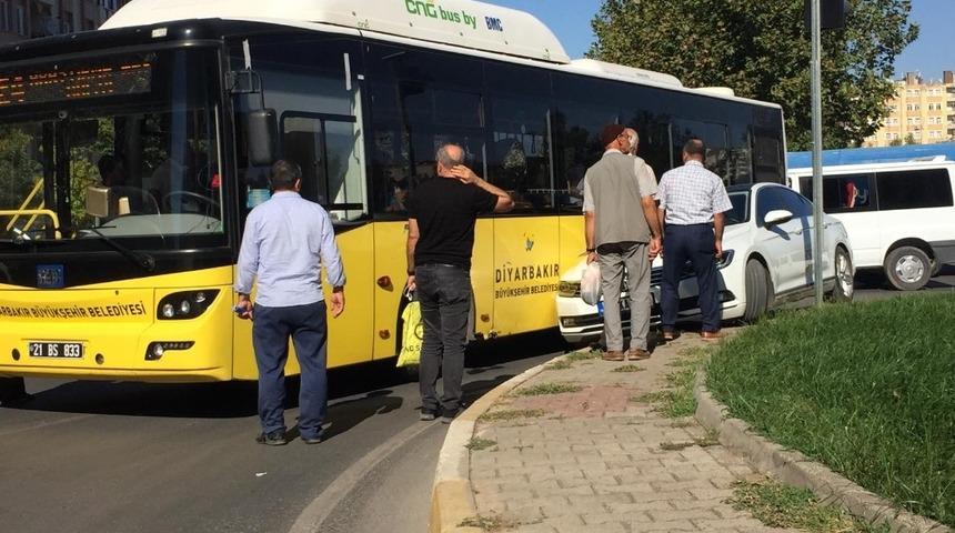 Yolcu otob&uuml;s&uuml; ara&ccedil;la &ccedil;arpıştı