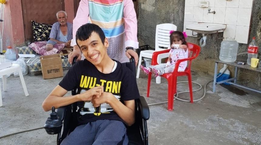 Engelli gence ak&uuml;l&uuml; sandalye hediye edildi