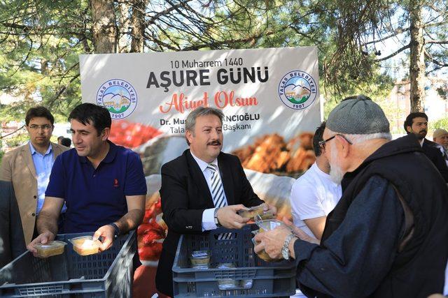 Talas’ta vatandaşlara Aşure ikramı