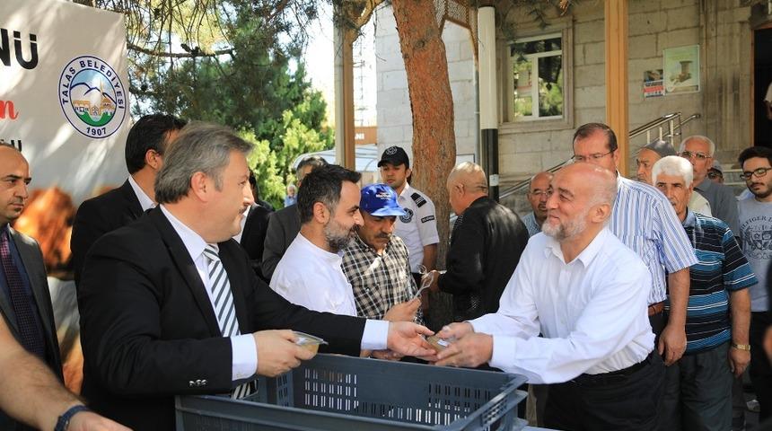 Talas’ta vatandaşlara Aşure ikramı