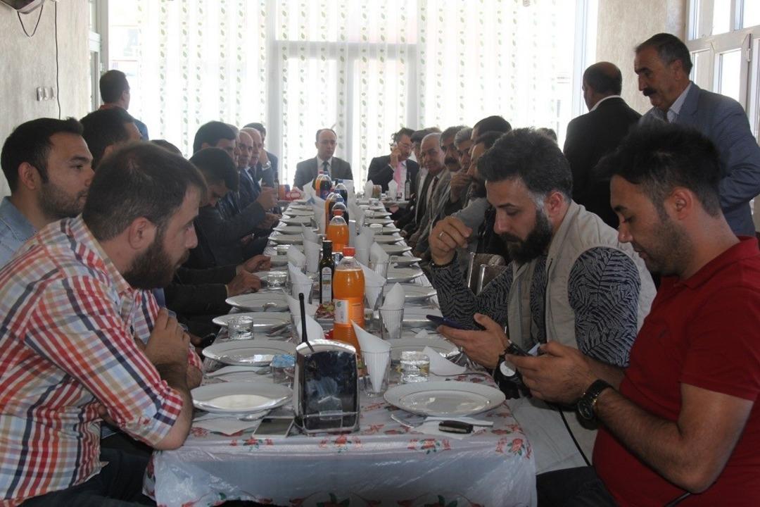 Başkale Spor Kul&uuml;b&uuml;nden kaynaşma yemeği