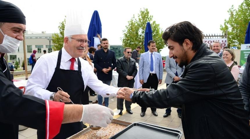 Muharrem ayı Uşak &Uuml;niversitesi&rsquo;nde aşure dağıtımıyla bereketlendi