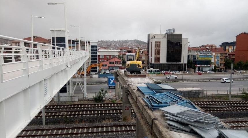 42 Evlerdeki eski yaya k&ouml;pr&uuml;s&uuml; yıkılıyor