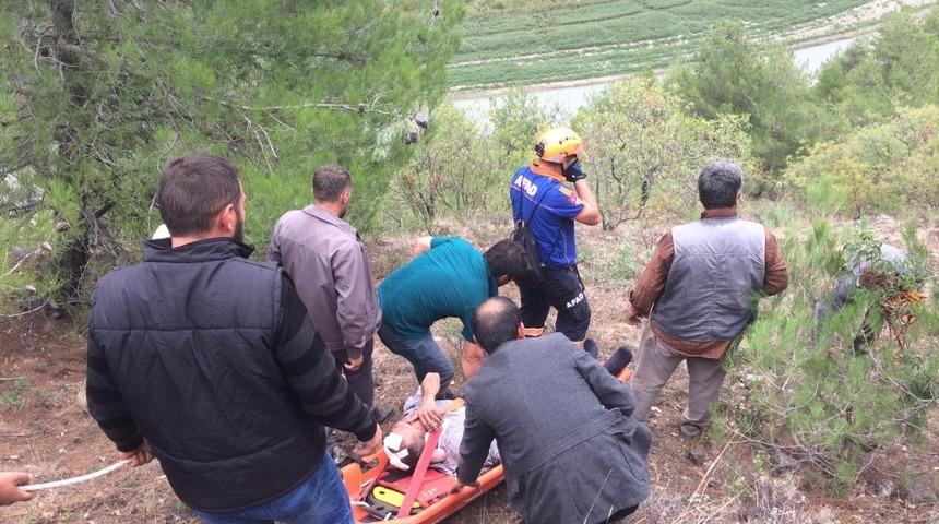 Kayalıklarda mahsur kalan &ccedil;obanı b&ouml;yle kurtardılar