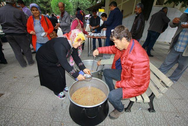 Başkan Taşkın aşure dağıttı