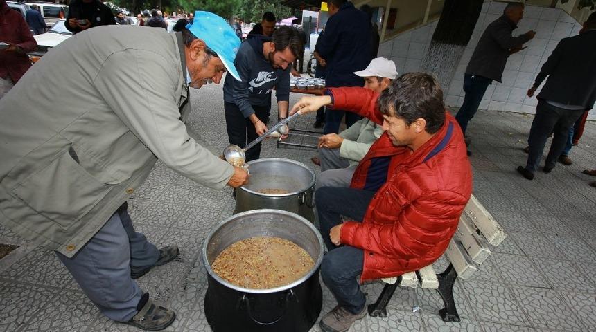 Başkan Taşkın aşure dağıttı