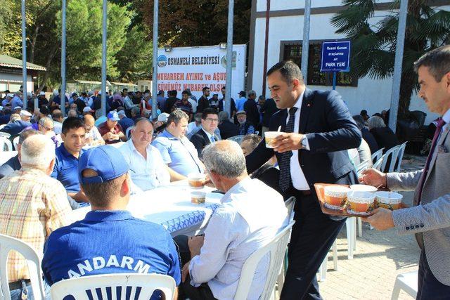 Osmaneli Belediyesi 2 bin 500 kişiye aşure dağıttı