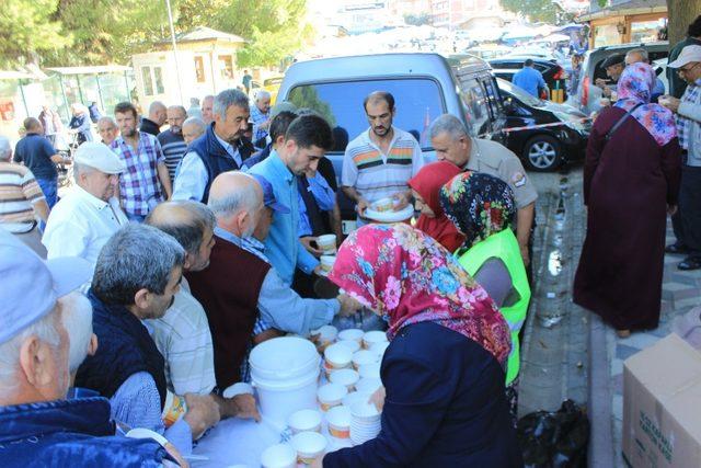 Osmaneli Belediyesi 2 bin 500 kişiye aşure dağıttı