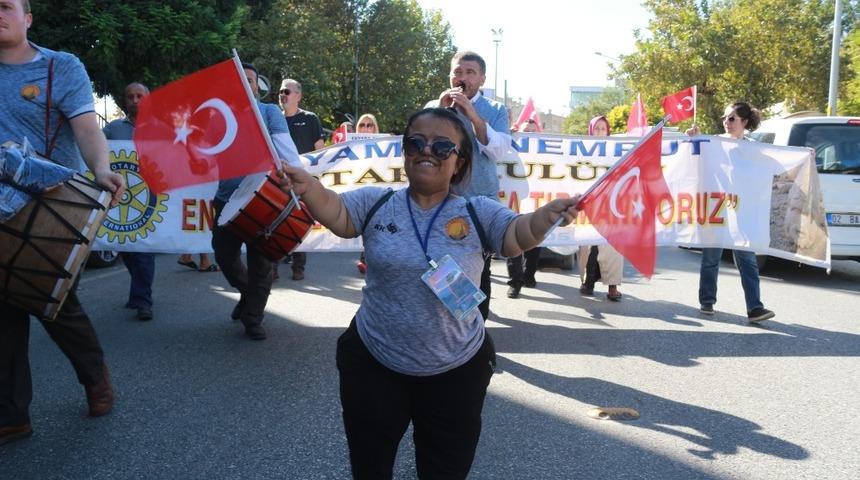 Engelliler davul ve zurnalar eşliğinde y&uuml;r&uuml;d&uuml;