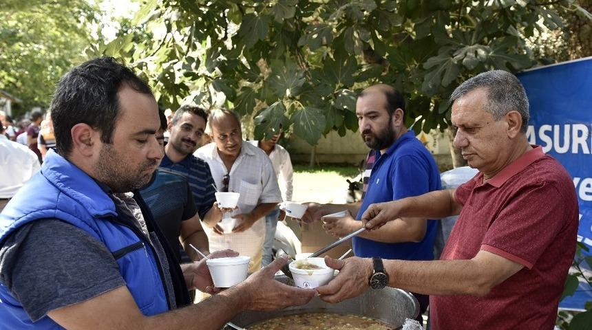 Muratpaşa 3 noktada aşure dağıttı