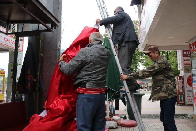 Rüzgarın yırttığı dev Türk bayrağı yenilendi