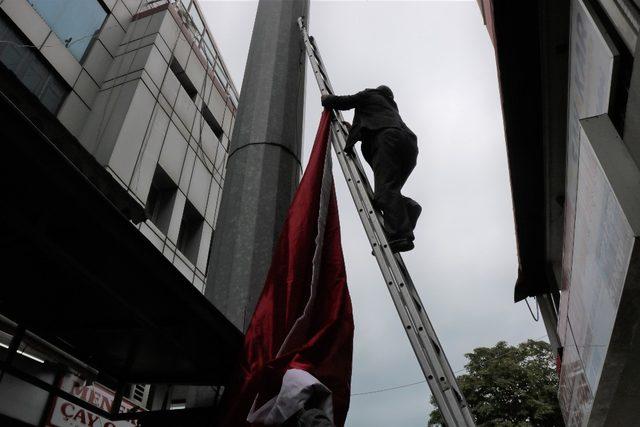 Rüzgarın yırttığı dev Türk bayrağı yenilendi