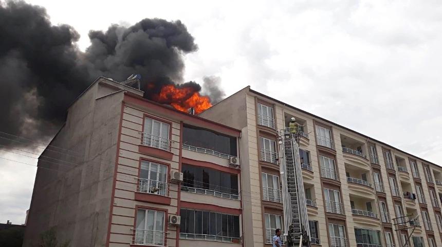 Edremit&rsquo;te &ccedil;atı katı yangını korkuttu