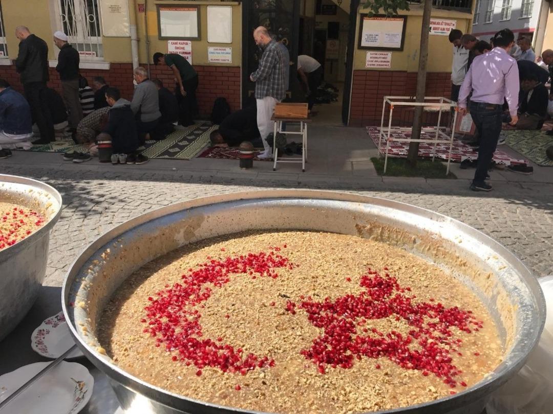 Tantuniciden 3 bin kişiye aşure ikramı