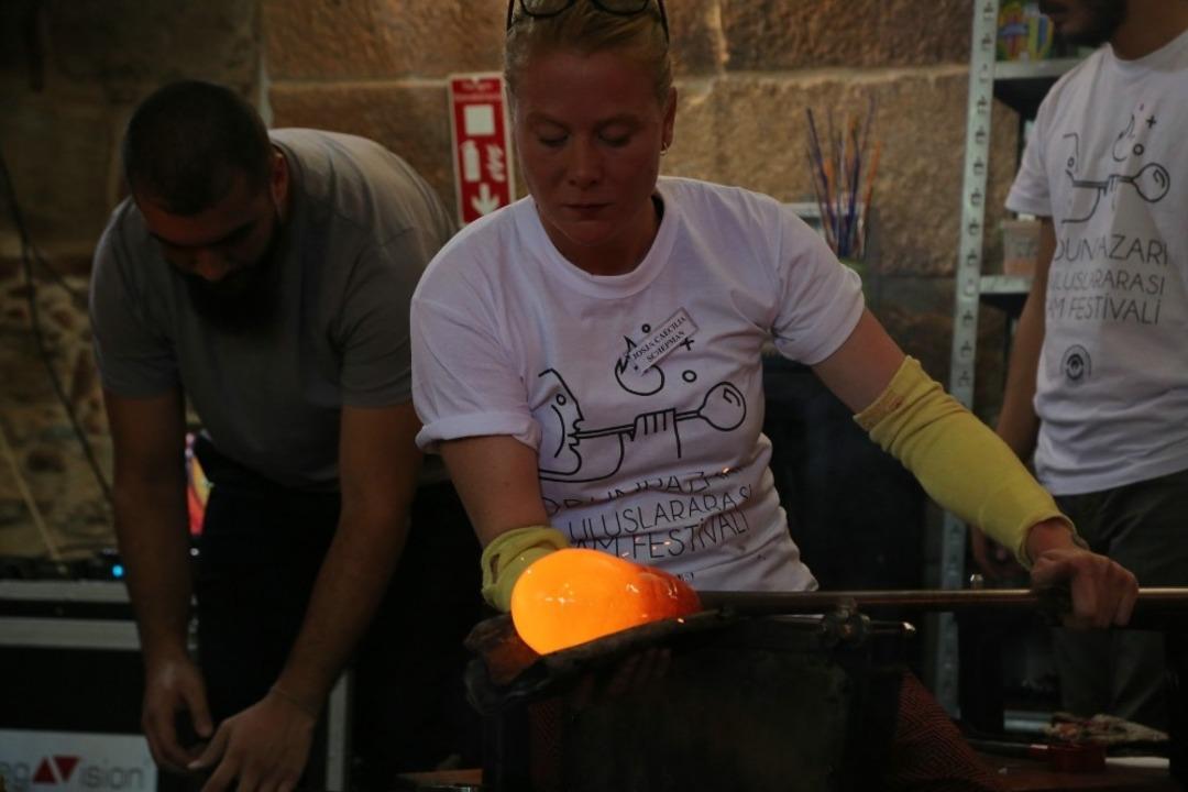 Hollandalı sanat&ccedil;ı camın inceliklerini anlattı