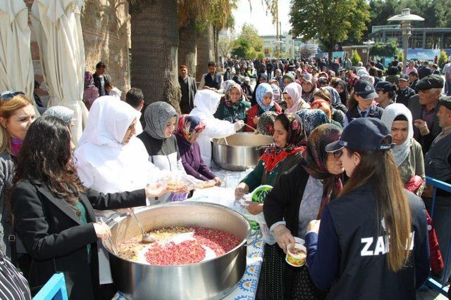 Başkan Köşker, Gebzelilere aşure ikram etti