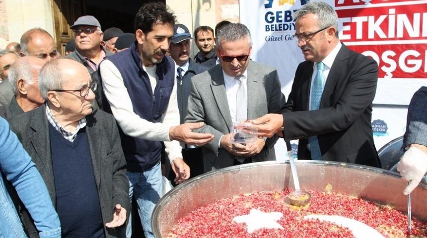 Başkan K&ouml;şker, Gebzelilere aşure ikram etti