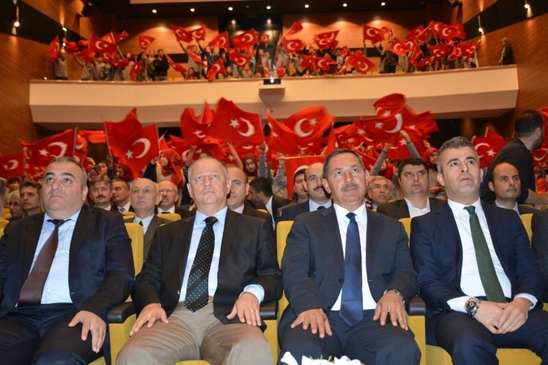 Minik &ouml;ğrenciler 15 Temmuz Demekrosi ve Milli Birlik G&uuml;n&uuml;&rsquo;n&uuml; andı