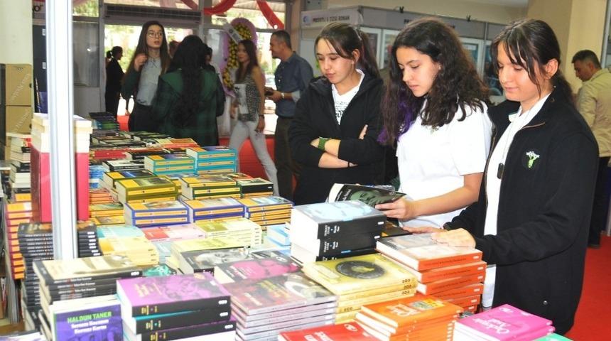 Manisa Kitap Fuarı&rsquo;nı &ouml;ğrenciler a&ccedil;tı