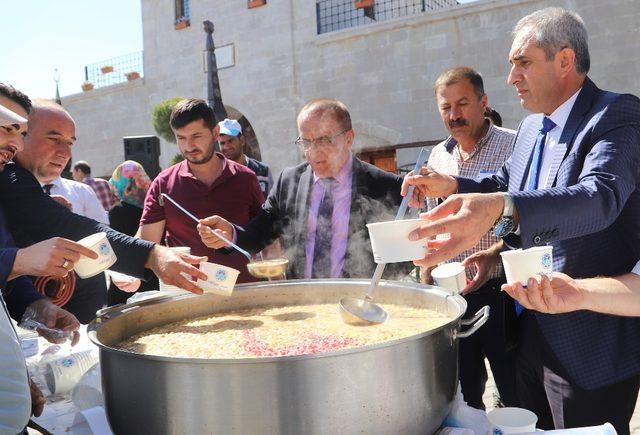 Vatandaşlara cuma namazı çıkışı aşure ikramı yapıldı