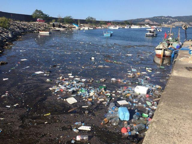 Sağanak yağışla gelen çöpler limanı doldurdu