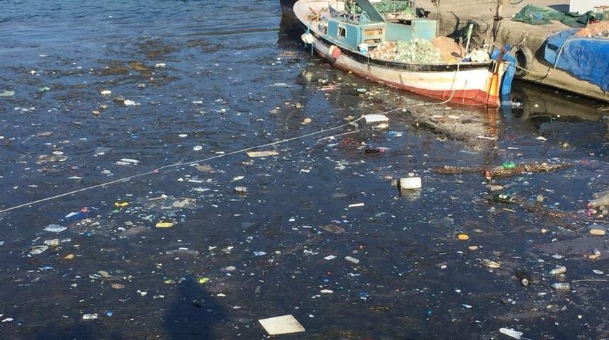 Sağanak yağışla gelen &ccedil;&ouml;pler limanı doldurdu