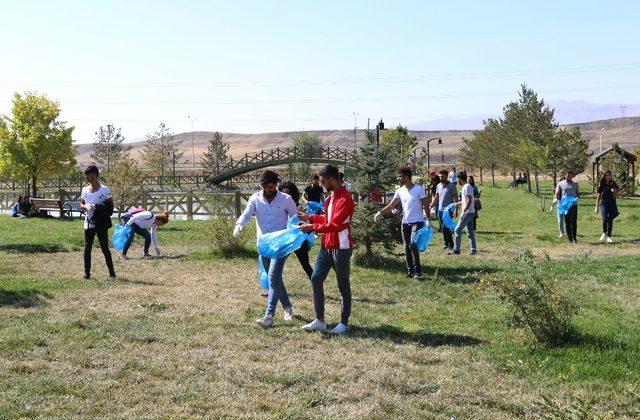 AİÇÜ’de öğrenciler çevre temizliği yaptı