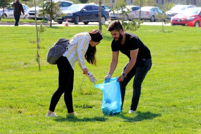 AİÇÜ’de öğrenciler çevre temizliği yaptı