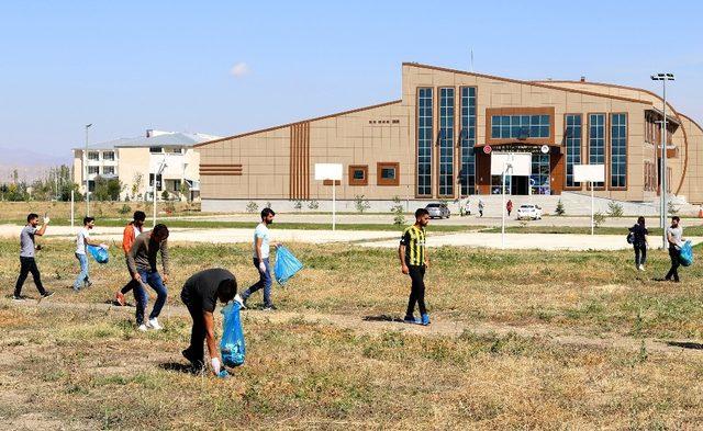 AİÇÜ’de öğrenciler çevre temizliği yaptı