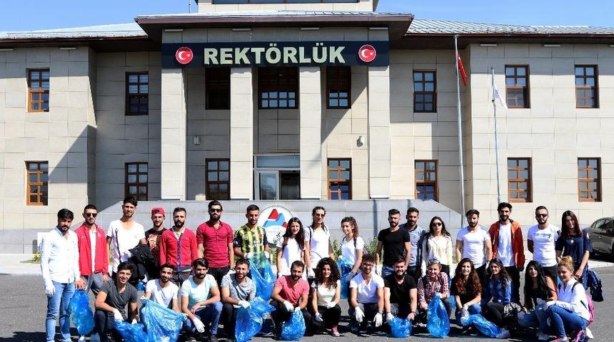 Aİ&Ccedil;&Uuml;&rsquo;de &ouml;ğrenciler &ccedil;evre temizliği yaptı