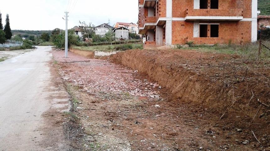 İzmit’te sokaklar genişletilip, asfaltlanıyor