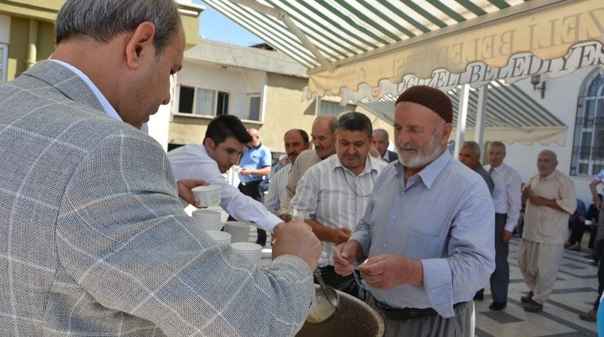 Oğuzeli Belediyesi vatandaşa aşure dağıttı