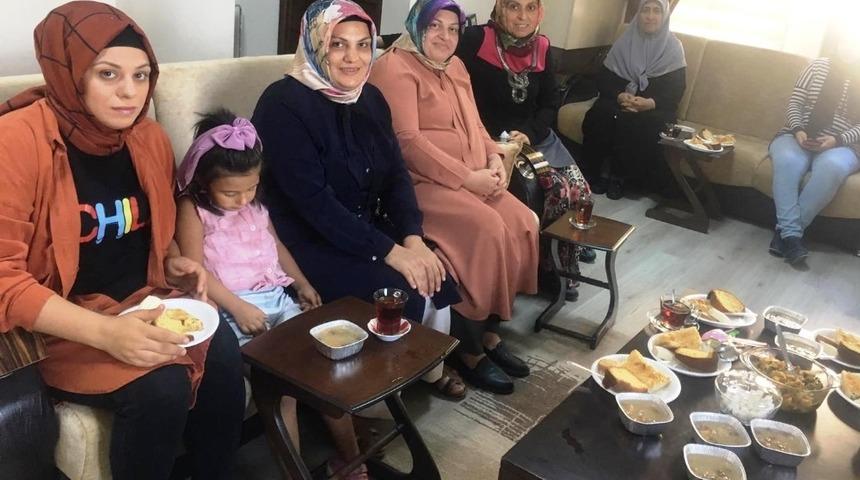 Down Kafe ve Emekli Evinde Aşure dağıtıldı