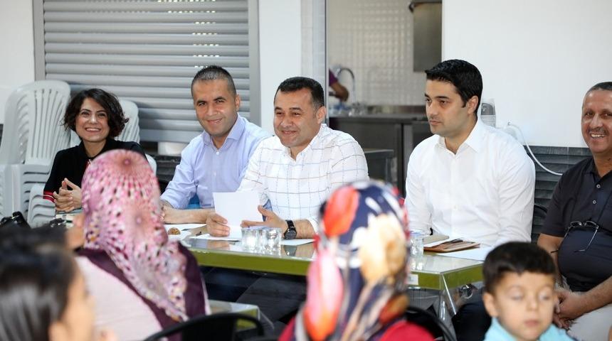 Başkan Y&uuml;cel, kız yurdunda ailelerle buluştu