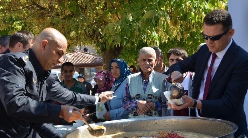 Tarihi &Ccedil;arşıda aşure ikramı