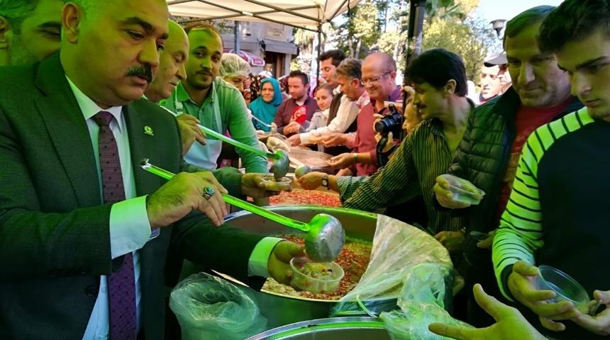 &Ccedil;aycuma&rsquo;da vatandaşlara aşure dağıtıldı