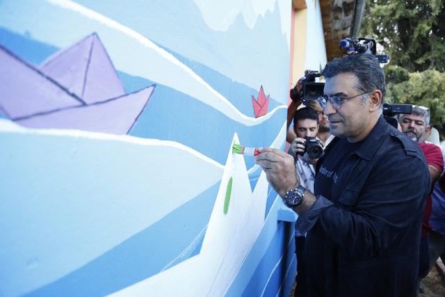 Ressam G&uuml;neştekin ve Demir, Antalya da k&ouml;y okulunu boyadı 1